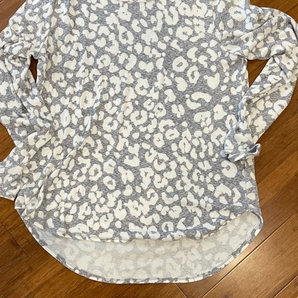 Old Navy - Cheetah / Leopard Print Grey & White Long Sleeve Top Sz Large NWOT